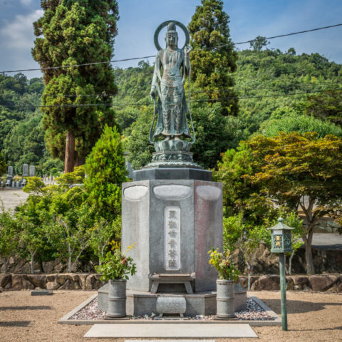 聖観世音菩薩(しょうかんぜおんぼさつ)像<br>・六地蔵・細川公顕彰碑